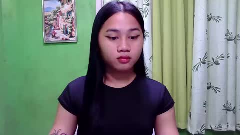 Snapshot of petite_trish chatting on December 2024 10:52:02 PM trish online show from December 2024 10:52:02 PM