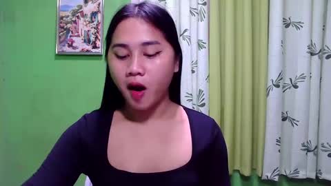 Snapshot of petite_trish chatting on December 2024 03:35:01 PM trish online show from December 2024 03:35:01 PM