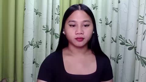 Snapshot of petite_trish chatting on January 2025 08:24:01 PM trish online show from January 2025 08:24:01 PM