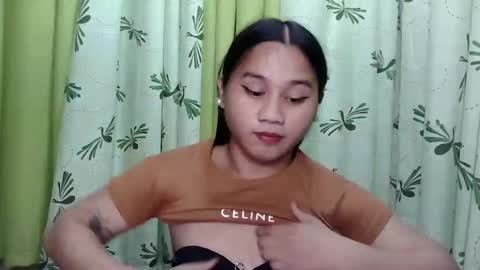 Snapshot of petite_trish chatting on January 2025 08:31:02 AM trish online show from January 2025 08:31:02 AM