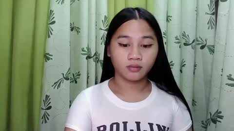 Snapshot of petite_trish chatting on January 2025 11:29:01 PM trish online show from January 2025 11:29:01 PM