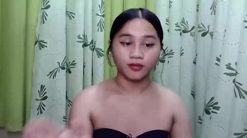 Snapshot of petite_trish chatting on January 2025 05:22:01 AM trish online show from January 2025 05:22:01 AM