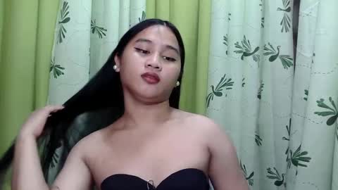 Snapshot of petite_trish chatting on January 2025 02:19:02 AM trish online show from January 2025 02:19:02 AM