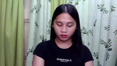 Snapshot of petite_trish chatting on February 2025 02:47:02 AM trish online show from February 2025 02:47:02 AM