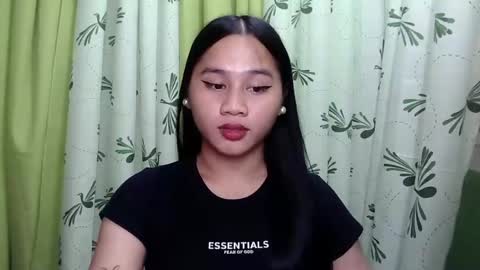 Snapshot of petite_trish chatting on February 2025 12:37:01 PM trish online show from February 2025 12:37:01 PM