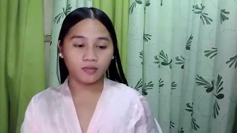 Snapshot of petite_trish chatting on February 2025 08:35:01 AM trish online show from February 2025 08:35:01 AM