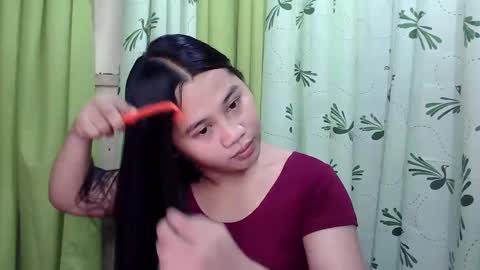 Snapshot of petite_trish chatting on February 2025 10:39:01 PM trish online show from February 2025 10:39:01 PM