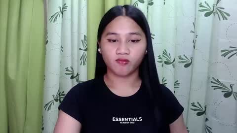 Snapshot of petite_trish chatting on February 2025 04:46:02 AM trish online show from February 2025 04:46:02 AM
