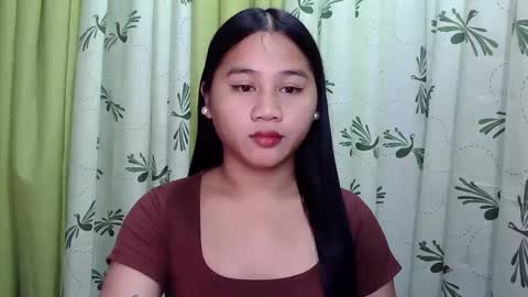 Snapshot of petite_trish chatting on February 2025 10:43:02 PM trish online show from February 2025 10:43:02 PM