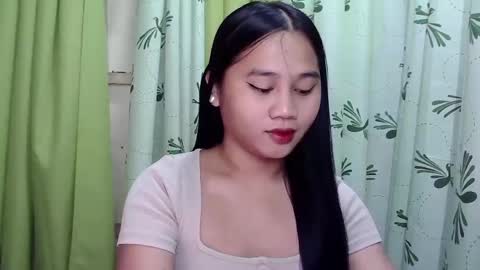 Snapshot of petite_trish chatting on February 2025 11:06:01 PM trish online show from February 2025 11:06:01 PM
