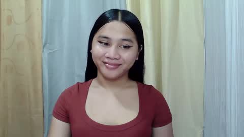 Snapshot of petite_trish chatting on February 2025 11:04:02 PM trish online show from February 2025 11:04:02 PM