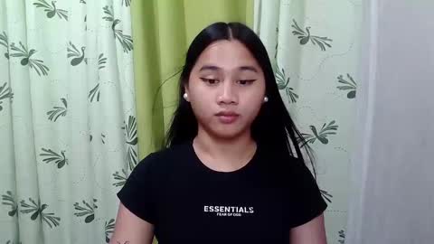 Snapshot of petite_trish chatting on February 2025 12:43:01 PM trish online show from February 2025 12:43:01 PM