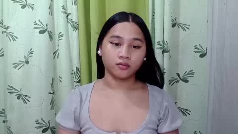Snapshot of petite_trish chatting on February 2025 03:15:01 AM trish online show from February 2025 03:15:01 AM