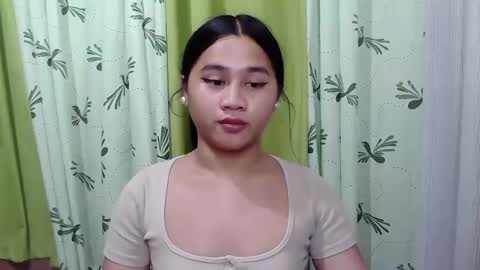 Snapshot of petite_trish chatting on February 2025 03:53:01 AM trish online show from February 2025 03:53:01 AM