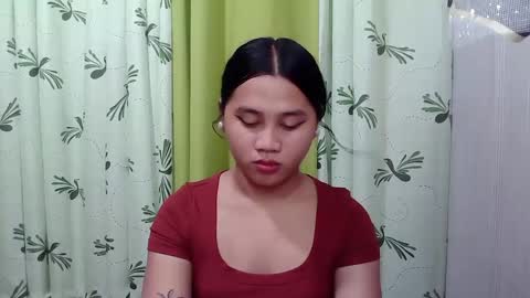 Snapshot of petite_trish chatting on February 2025 03:39:02 AM trish online show from February 2025 03:39:02 AM