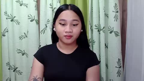Snapshot of petite_trish chatting on February 2025 10:51:01 AM trish online show from February 2025 10:51:01 AM