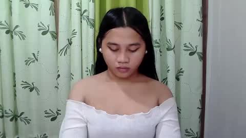 Snapshot of petite_trish chatting on February 2025 04:16:02 AM trish online show from February 2025 04:16:02 AM