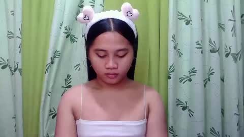 Snapshot of petite_trish chatting on February 2025 11:26:01 PM trish online show from February 2025 11:26:01 PM