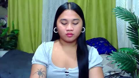 Snapshot of petite_trish chatting on September 2025 12:01:02 AM trish online show from September 2025 12:01:02 AM