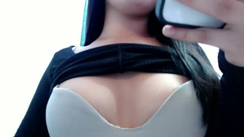 Snapshot of pinay_pearl chatting on November 2025 01:05:01 AM Pearly online show from November 2025 01:05:01 AM