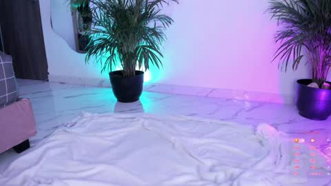 Snapshot of pretty_pettite chatting on December 2024 10:07:02 PM pretty_pettite online show from December 2024 10:07:02 PM