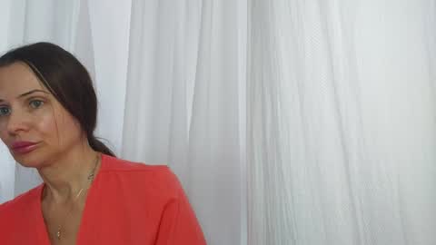 Snapshot of ravea_ chatting on December 2025 11:59:02 AM Emma online show from December 2025 11:59:02 AM