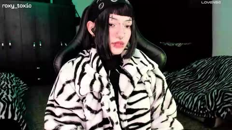 Snapshot of roxy_toxic chatting on November 2025 12:53:01 AM Roxy Independient model Help me to reach 50 thumbs up online show from November 2025 12:53:01 AM