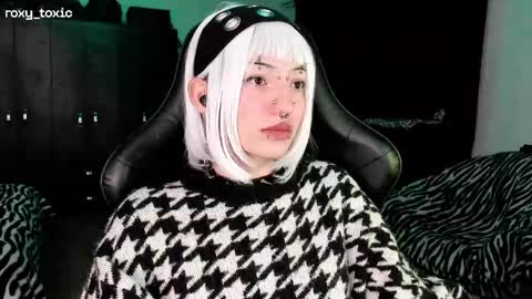 Snapshot of roxy_toxic chatting on November 2025 02:00:02 AM Roxy Independient model Help me to reach 50 thumbs up online show from November 2025 02:00:02 AM