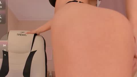 Snapshot of roxy_wet chatting on November 2025 01:33:02 PM Roxy follow me online show from November 2025 01:33:02 PM