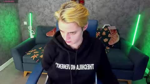 Snapshot of roxyflames chatting on December 2025 02:11:01 PM roxyflames online show from December 2025 02:11:01 PM