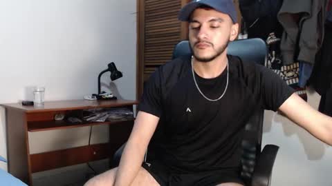 Snapshot of santiexxx chatting on October 2025 03:53:02 AM santiexxx online show from October 2025 03:53:02 AM