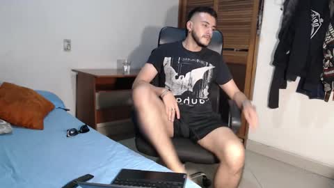 Snapshot of santiexxx chatting on October 2025 03:29:02 AM santiexxx online show from October 2025 03:29:02 AM