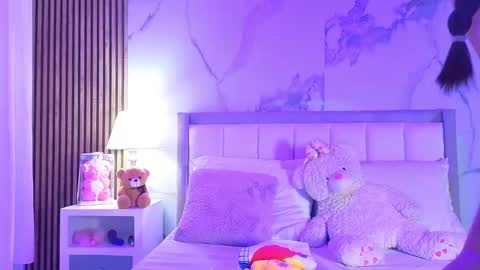 Snapshot of sara_collinss__ chatting on November 2025 11:30:01 AM SARA online show from November 2025 11:30:01 AM