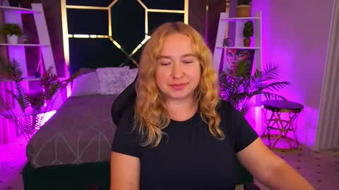 smilingladyy online show from September 2025 12:30:01 PM