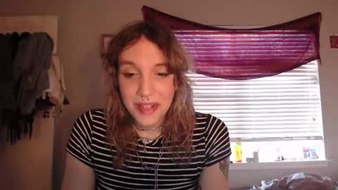 Snapshot of soffpurr chatting on December 2025 09:21:02 PM Lilytea online show from December 2025 09:21:02 PM