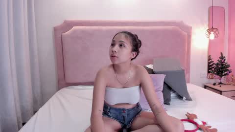 Snapshot of sophiawhite__ chatting on December 2024 01:29:02 PM SOPHIA online show from December 2024 01:29:02 PM