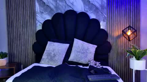 suzie_cox online show from September 2025 01:24:02 PM