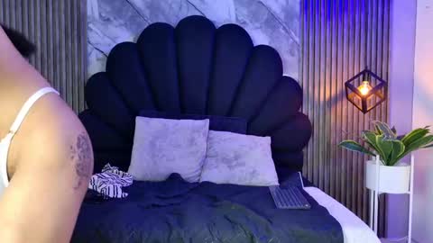suzie_cox online show from September 2025 01:25:02 PM