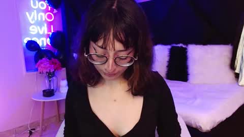 Snapshot of sweet_roxanee chatting on November 2025 04:35:02 AM Roxanee online show from November 2025 04:35:02 AM