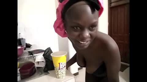 Snapshot of sweetbee018 chatting on November 2025 03:41:01 AM Lunargirl online show from November 2025 03:41:01 AM