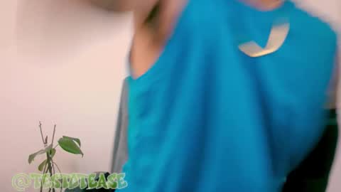 Snapshot of testotease chatting on December 2025 05:40:02 PM Milo online show from December 2025 05:40:02 PM