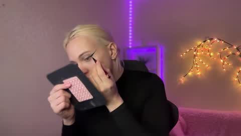 Snapshot of tiffany2005 chatting on October 2025 10:27:01 AM Amira online show from October 2025 10:27:01 AM