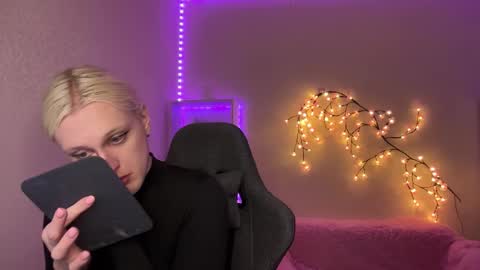 Snapshot of tiffany2005 chatting on November 2025 10:27:01 AM Amira online show from November 2025 10:27:01 AM