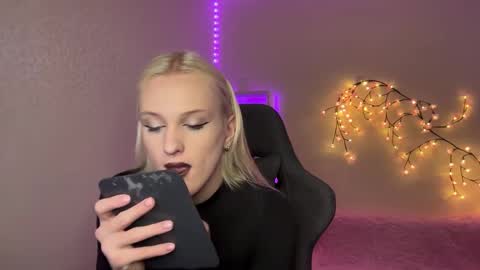 Snapshot of tiffany2005 chatting on November 2025 09:19:02 AM Amira online show from November 2025 09:19:02 AM