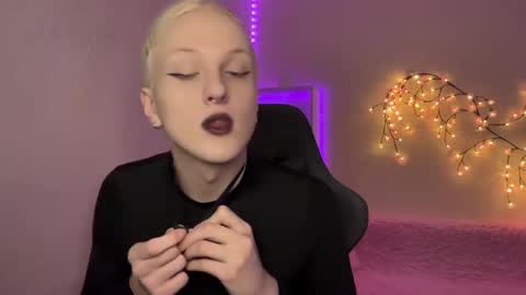 Snapshot of tiffany2005 chatting on November 2025 09:11:01 AM Amira online show from November 2025 09:11:01 AM