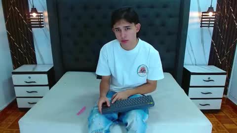 tom_0002 online show from December 2025 12:44:02 PM