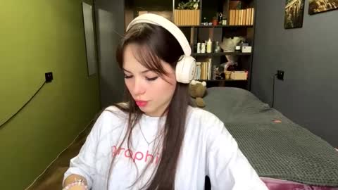 Snapshot of troyalshouse chatting on December 2025 07:57:02 AM Alice online show from December 2025 07:57:02 AM