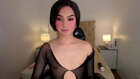 Snapshot of underrated_trans chatting on November 2025 03:56:01 AM Lily online show from November 2025 03:56:01 AM