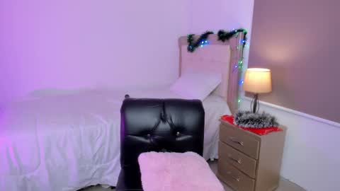 Snapshot of vale_kross chatting on December 2024 04:08:02 PM HI IM NEW online show from December 2024 04:08:02 PM