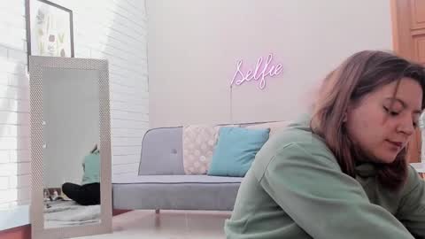Vee Simons online show from December 2024 01:43:02 PM